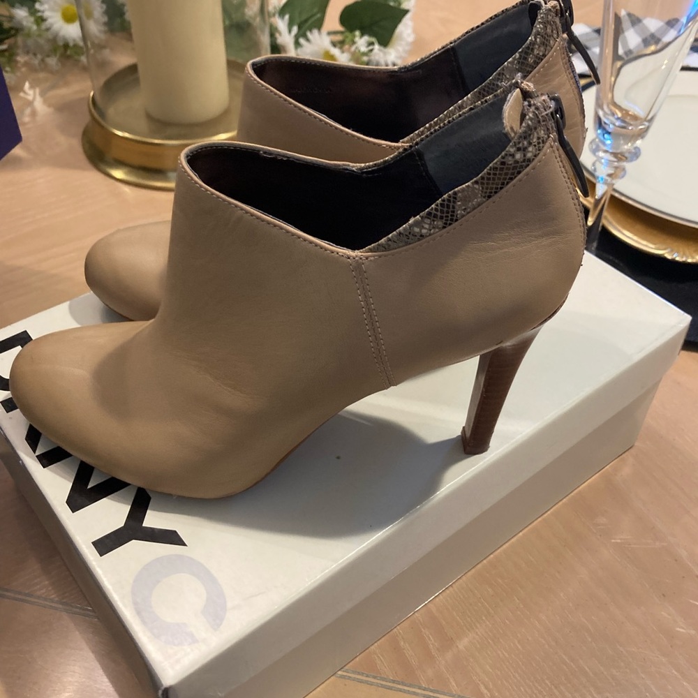 Size 8 neutral leather bootie in like new condition